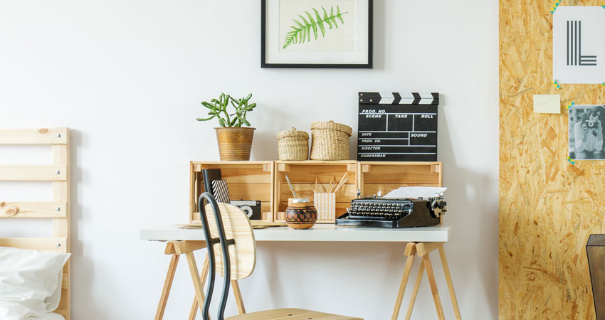 3 caisses en bois sur bureau