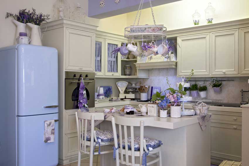 Une cuisine style shabby chic avec îlots central.