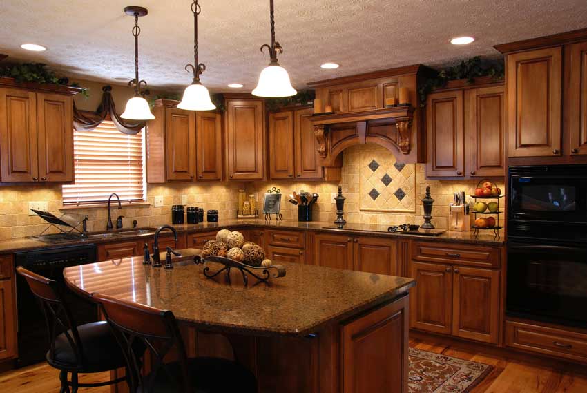 Une cuisine rustique en bois avec îlot central moderne et lavabo.