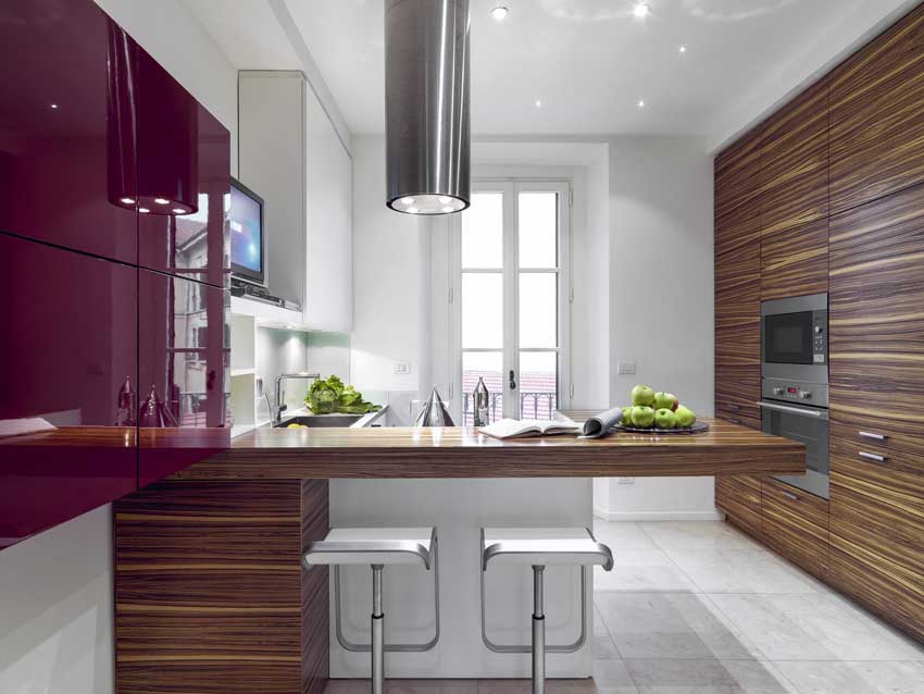 Style moderne dans cette cuisine avec péninsule laquée bordeaux et couleur bois.