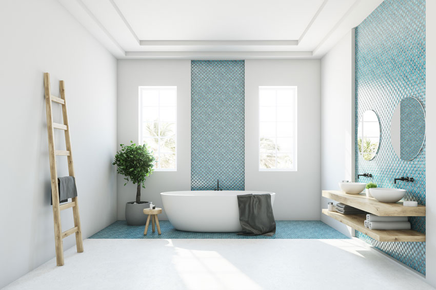 Salle de bain contemporaine aux murs blancs et bleus, échelle en bois et plan en bois.
