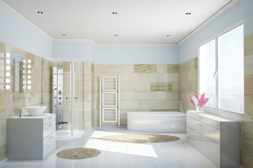 Salle de bain contemporaine avec sanitaire et mobilier blanc, revêtement mural beige et crème.