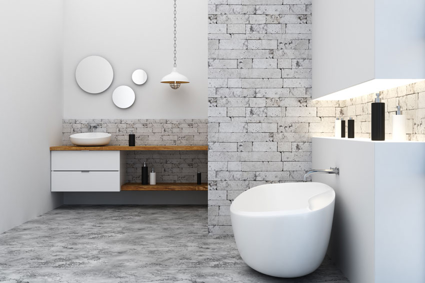 Salle de bain moderne avec revêtement effet pierre, baignoire design.