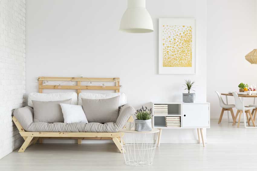 Séjour moderne style scandinave avec canapé en palettes de bois.