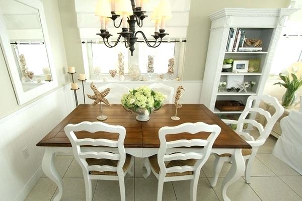 Petite salle à manger style country avec table en bois et chaises blanches.