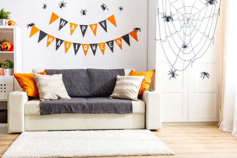 Canapé et mur décorés pour halloween.