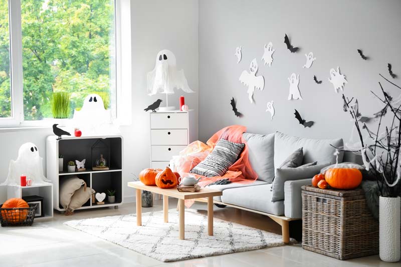 Fabriquer des fantômes en papier pour décorer la maison pour Halloween.