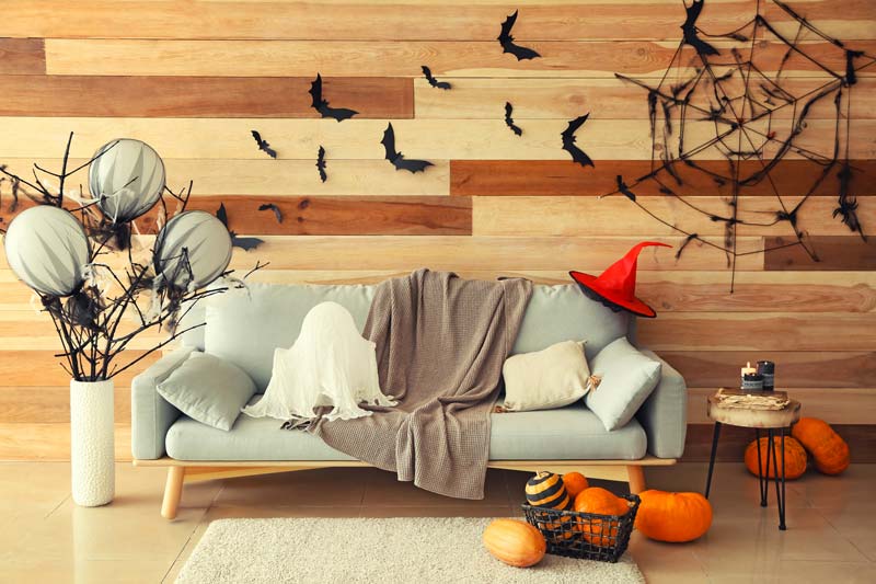 Déco Halloween avec chauves souris sur les murs et citrouilles.