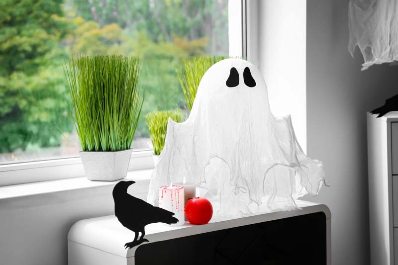 Décoration d'Halloween avec fantômes qui s’illuminent dans le noir.