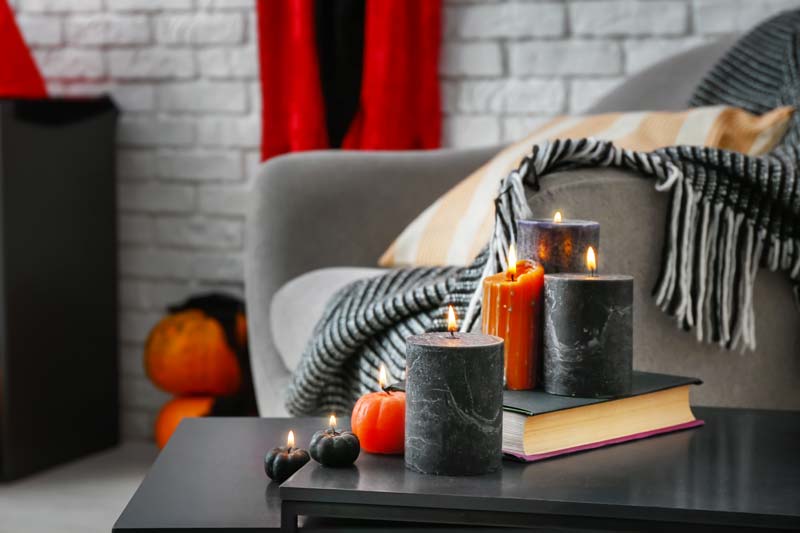 Décorer Halloween avec des bougies noires.