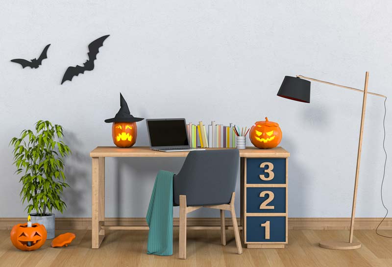 Bureau d'enfant décorer avec des citrouilles lumineuses pour Halloween.