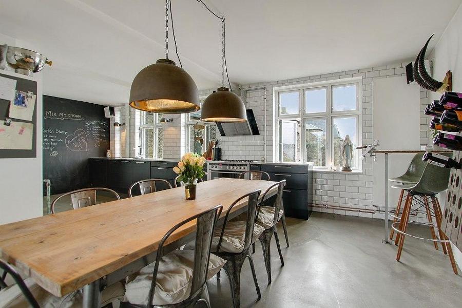 Salle à manger style industriel avec magnifique table en bois brut.