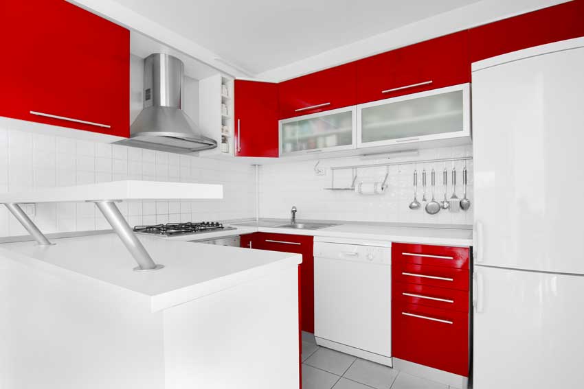 Cuisine moderne blanche et rouge.