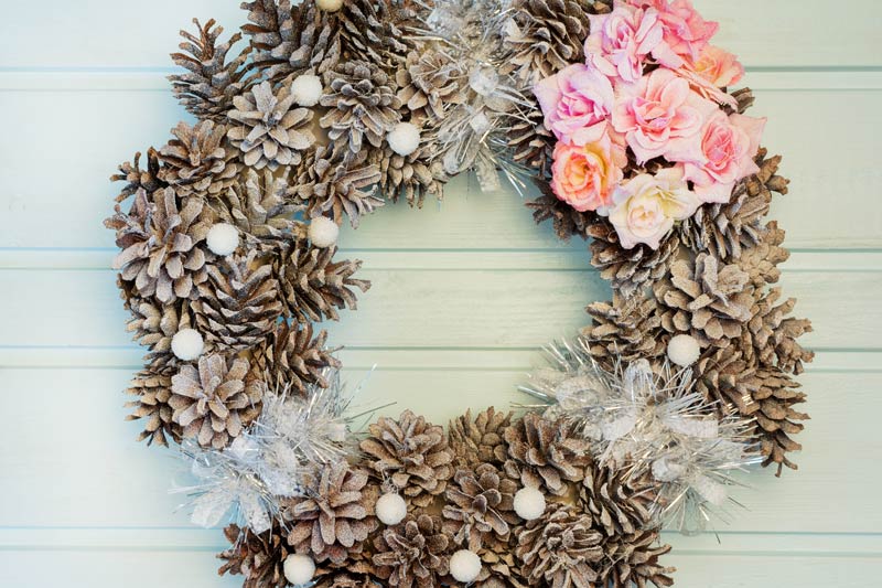 Couronne de Noël DIY avec pommes de pin.