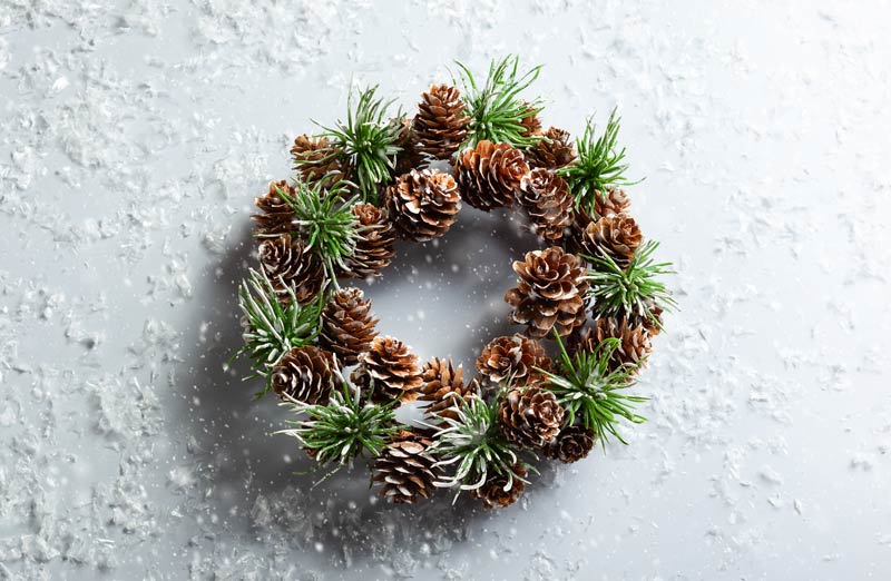 Couronne de Noël DIY avec pommes de pin.