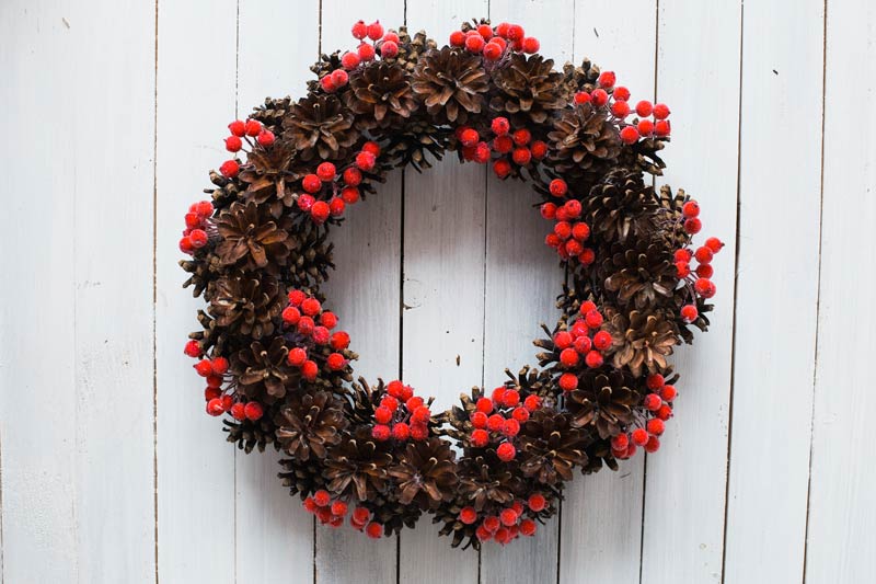 Couronne de Noël DIY avec pommes de pin.