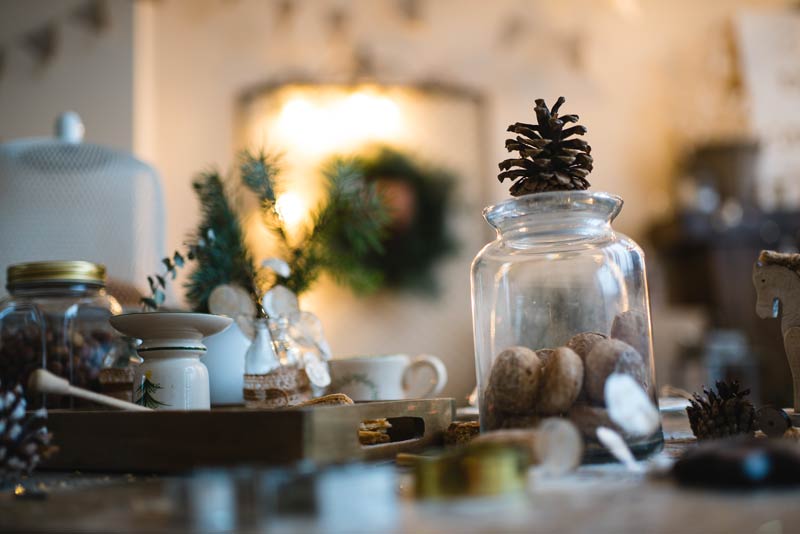 Décoration Noël DIY avec pommes de pin.