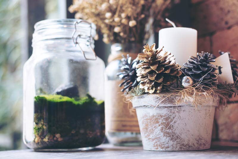 Porte-bougies Noël DIY avec pommes de pin.