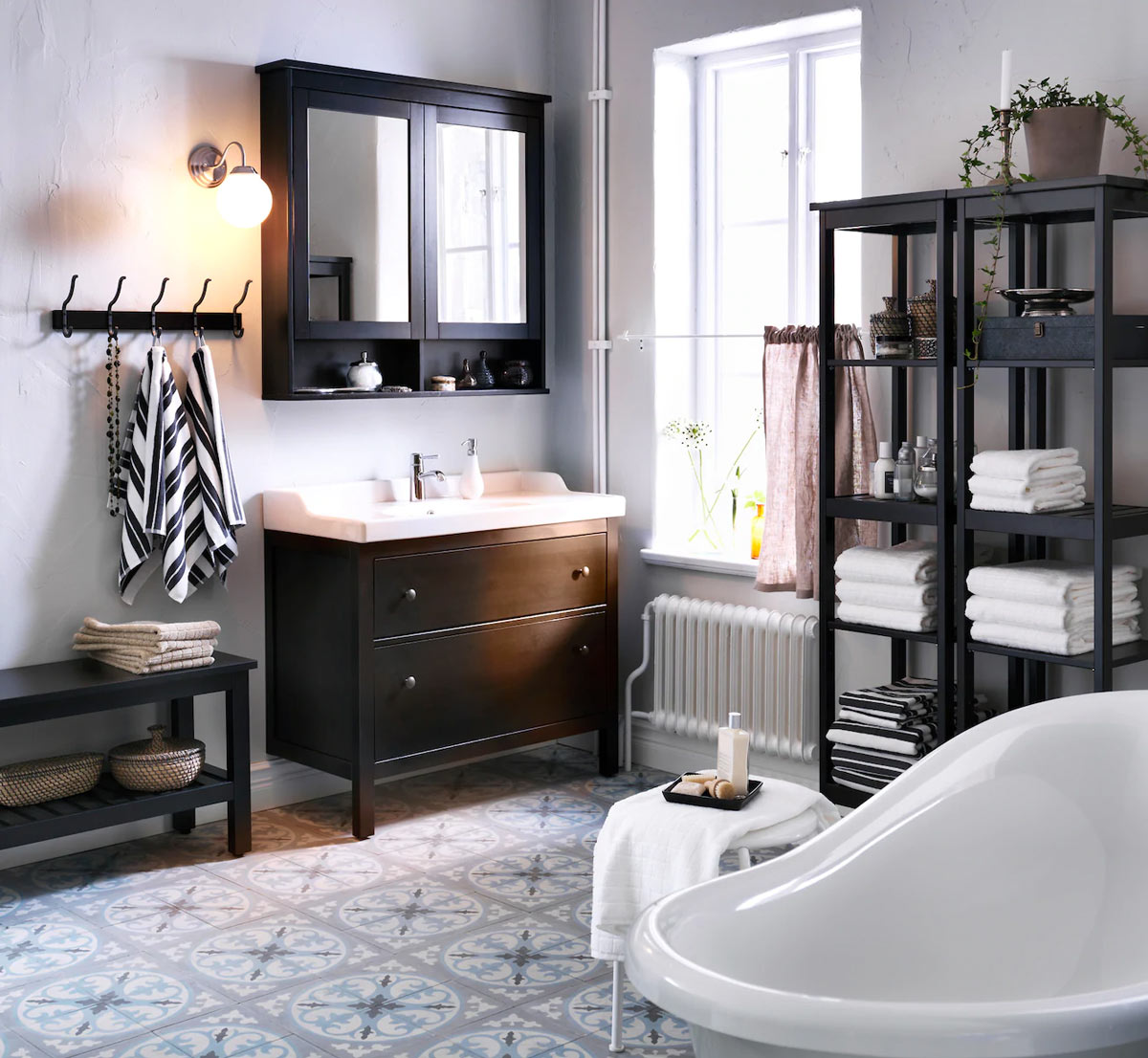 Hemnes est le meuble classique IKEA pour la salle de bain.