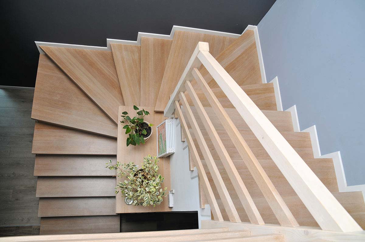 Escalier en bois avec rampe blanche