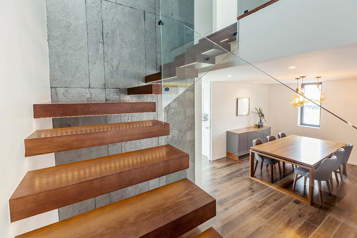 Escalier suspendu design en bois et verre