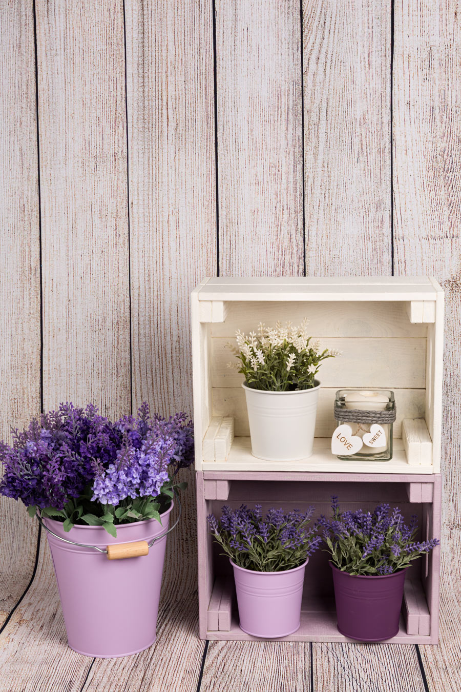 2 caisses en bois peintes en violet et en blanc pour une belle déco printemps.