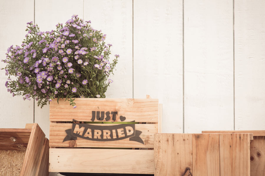 Caisse en bois "just married" avec des fleurs.