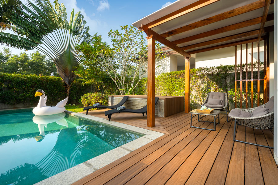Magnifique terrasse en bois avec piscine semi enterrée.