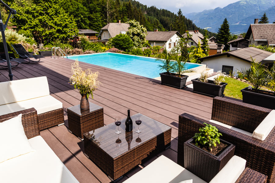 Superbe piscine semi enterrée sur terrasse avec vue panoramique.