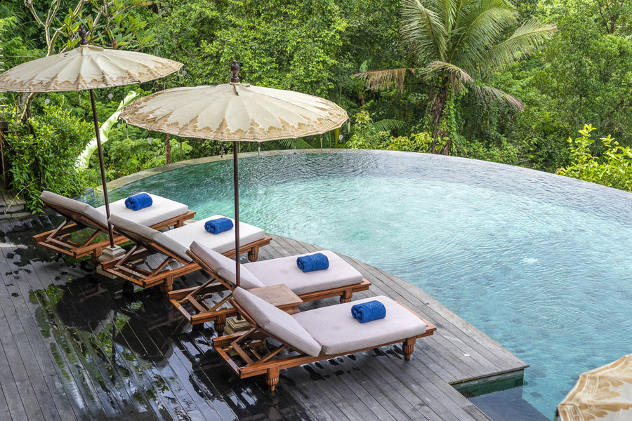 Piscine semi enterrée terrasse.