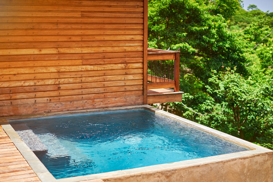 Petite piscine sur balcon.