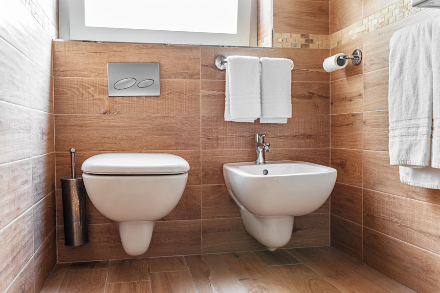 Salle de bain de petites dimensions bien aménagée avec carrelage effet bois.