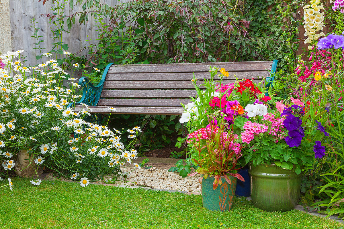 Banc de jardin décorer avec des fleurs.