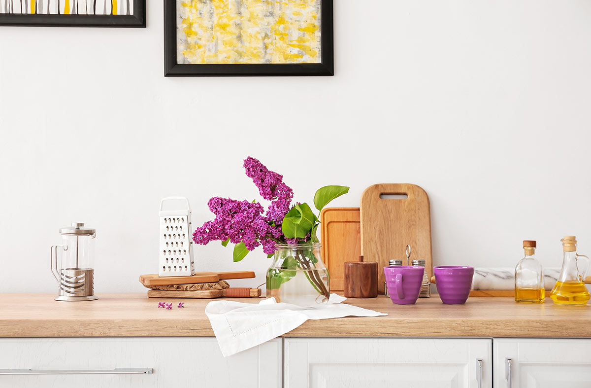 Vase avec du Lilas dans la cuisine.