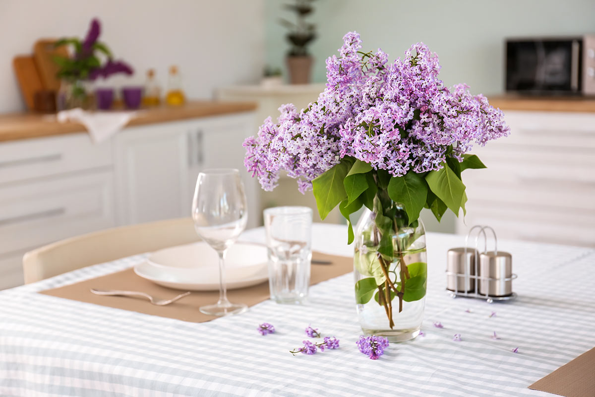 Centre de table avec du Lilas.