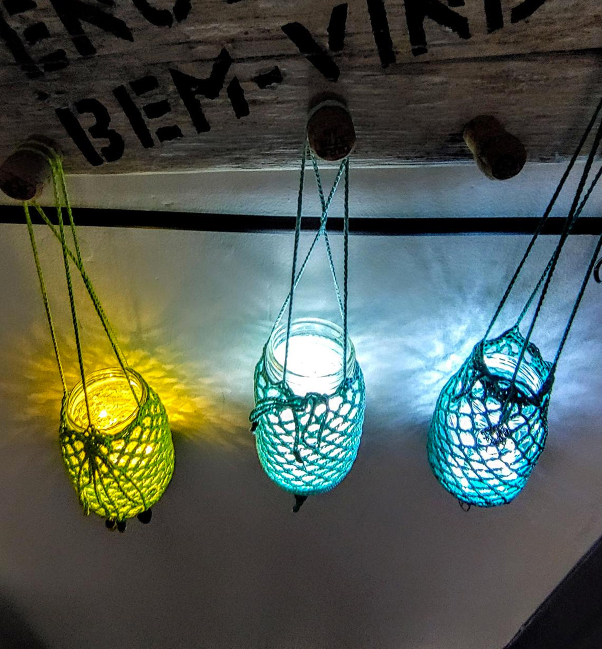 Lanternes suspendues réalisées avec bocaux en verre.