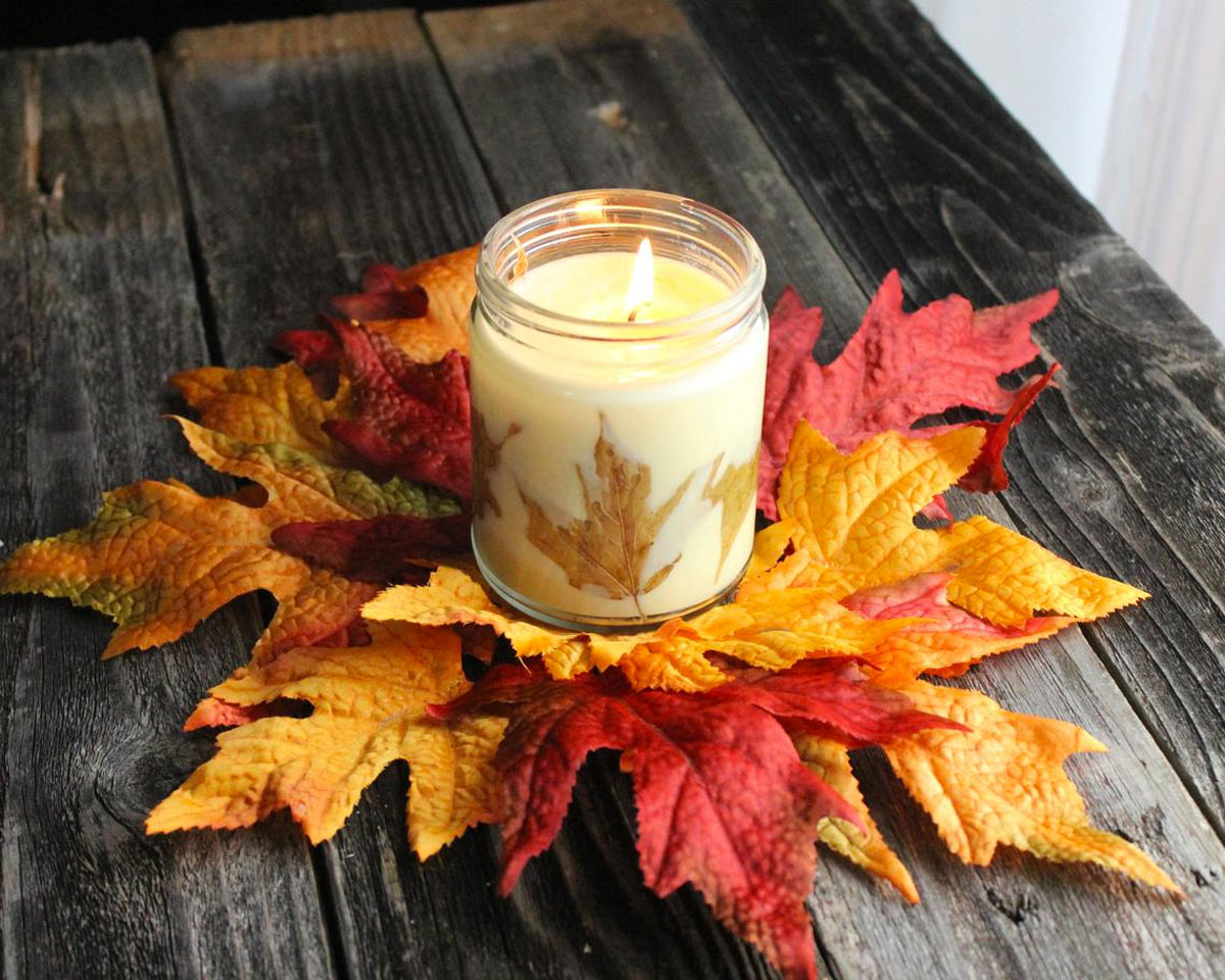 Décorations d'Automne avec des bougies.