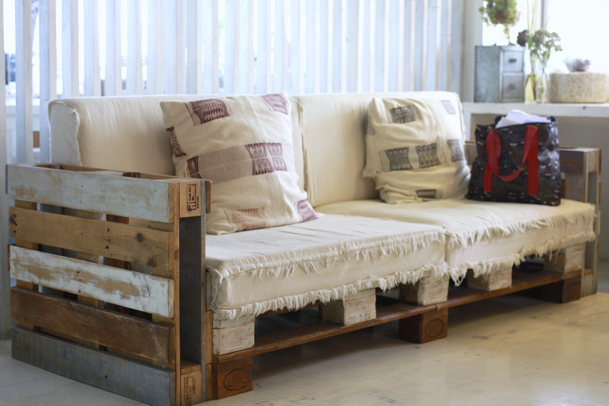 Magnifique canapé DIY de style vintage avec des palettes dans le salon. 