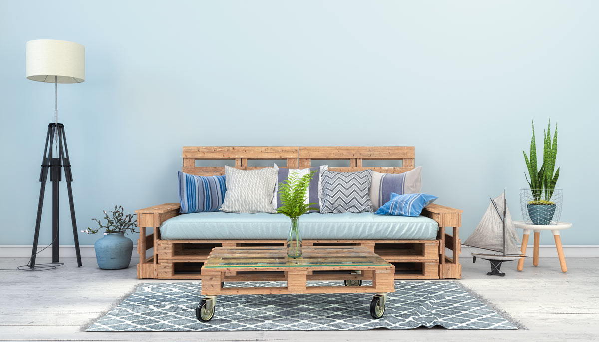 Salon avec canapé et table basse fabriqués à partir de palettes en bois.