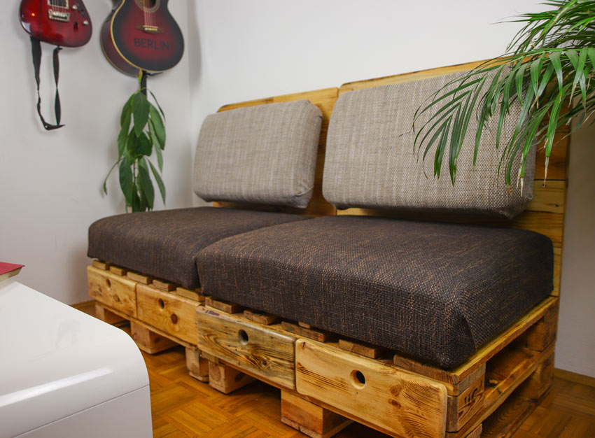 Canapé 2 places DIY fabriqué à partir de palettes en bois.