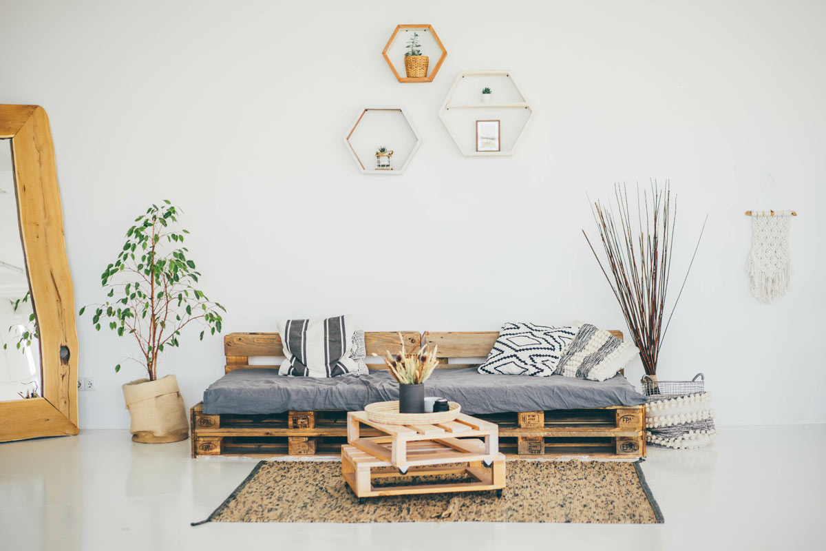 Salon moderne avec table basse et canapé DIY en palettes.