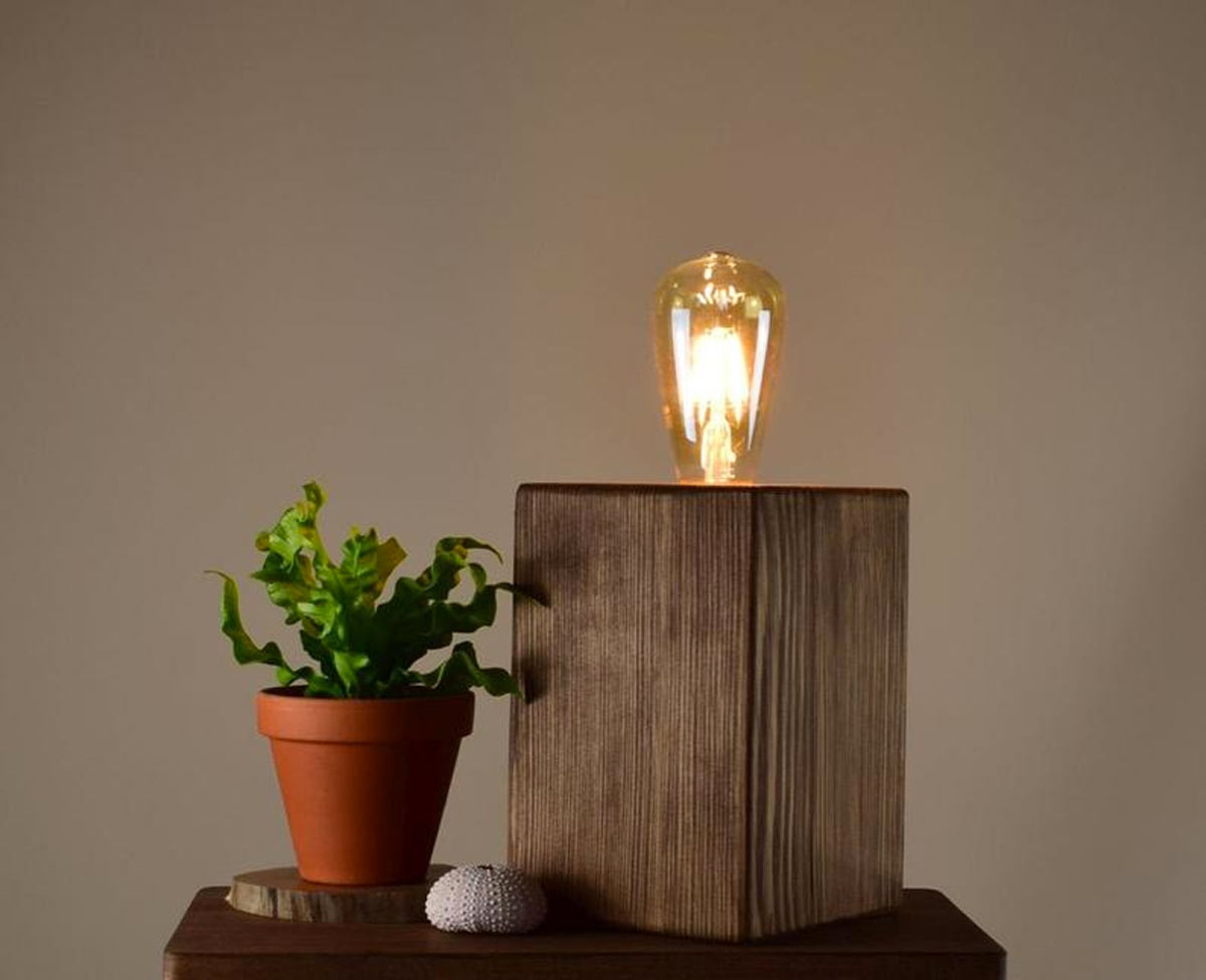 Fabriquez des lampes DIY avec des cubes de palettes en bois.
