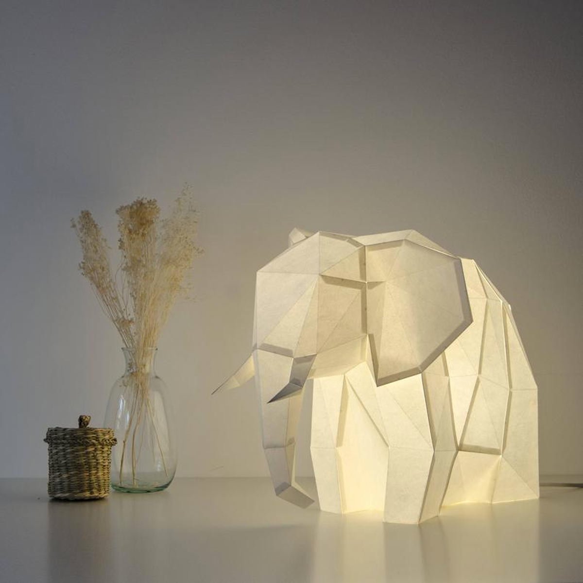 Lampe de bricolage avec du papier.