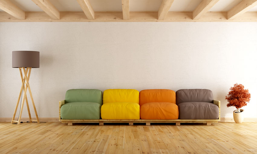 Canapé en palettes de bois avec coussins colorés.