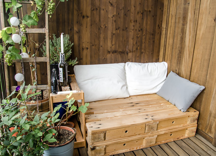 Canapé bricolé avec des palettes sur le balcon.