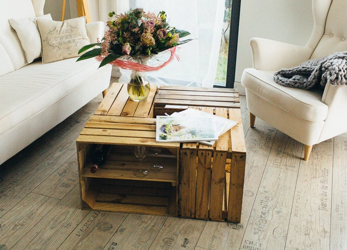 Table basse avec 4 caisses en bois.