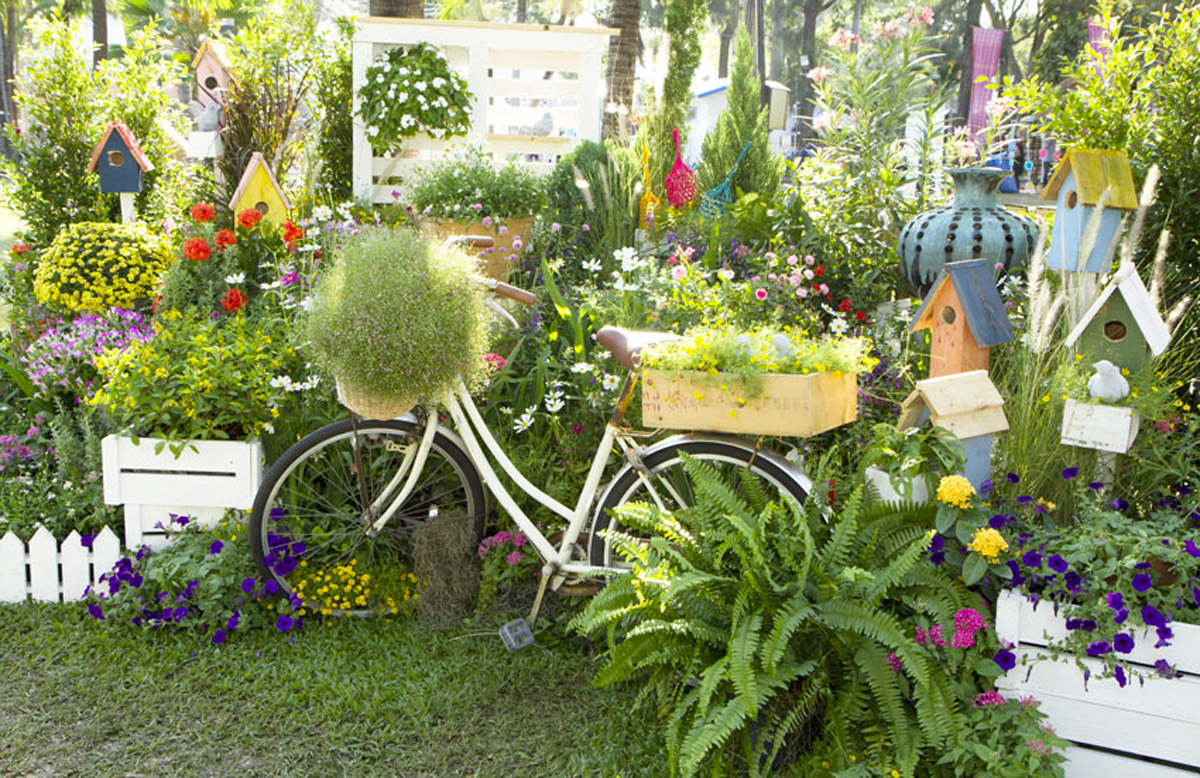 Décorer le jardin avec un vieux vélo