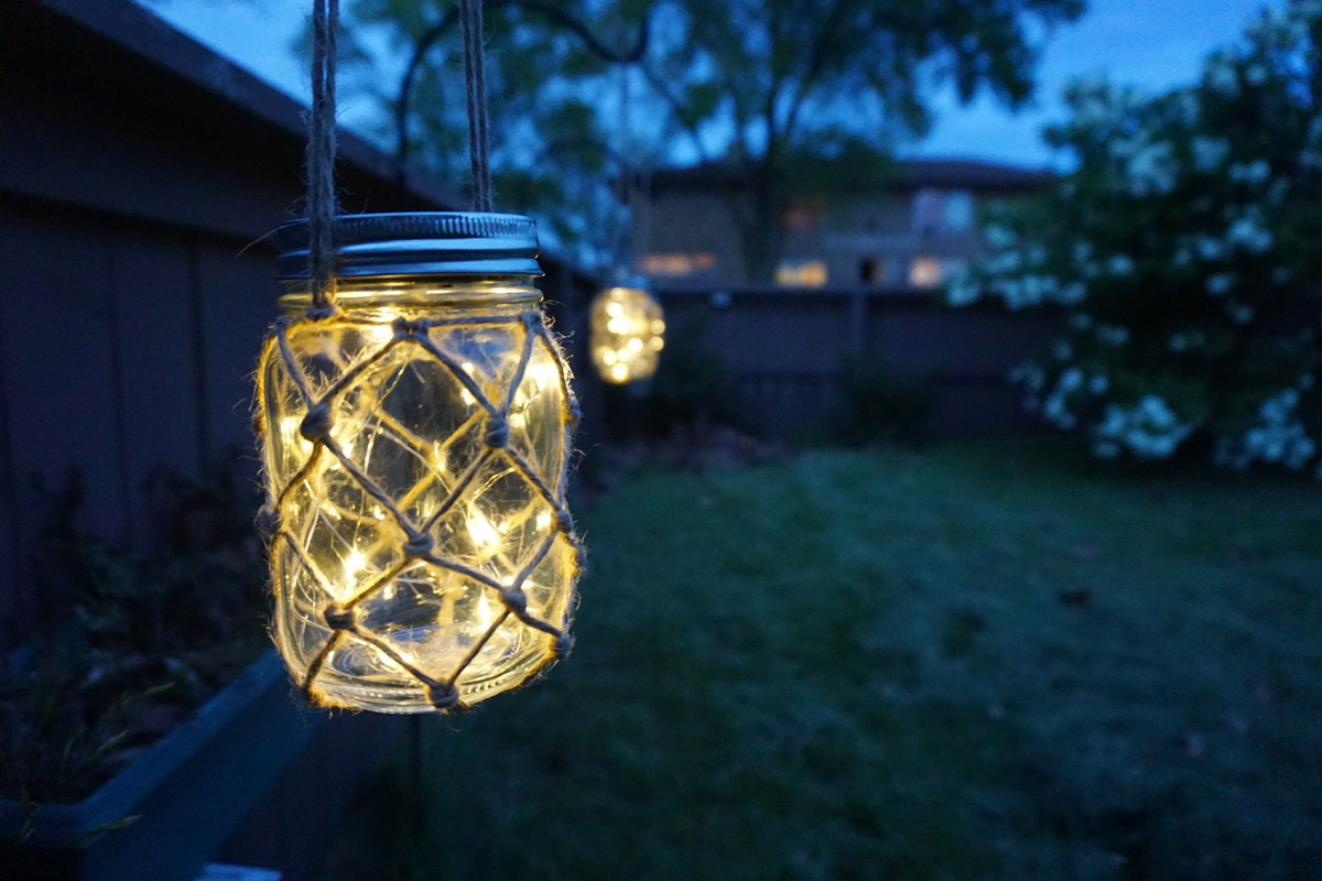 Lanternes DIY dans le jardin avec des pots en verre recyclé