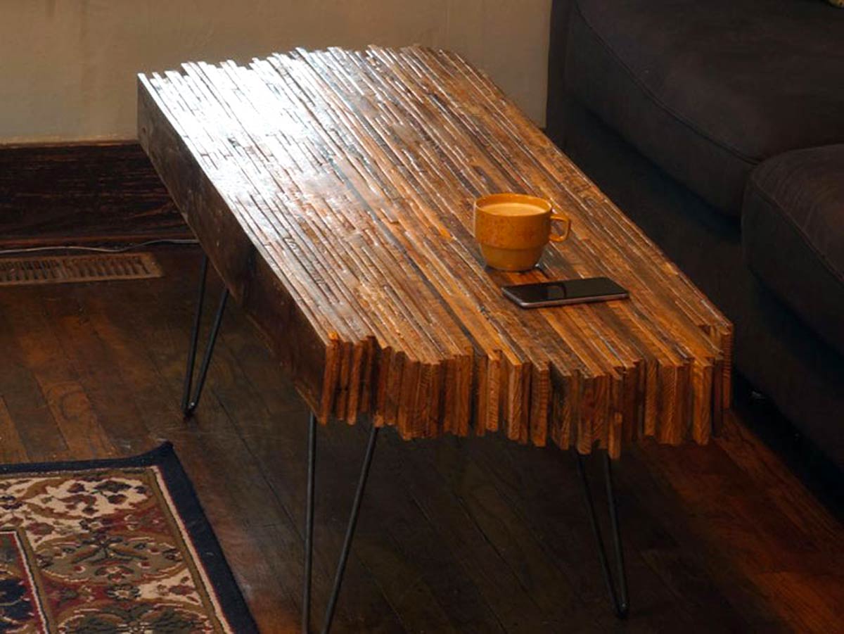 Tavolo in legno fai da te originale stile rustico realizzato con tavole di pallet.