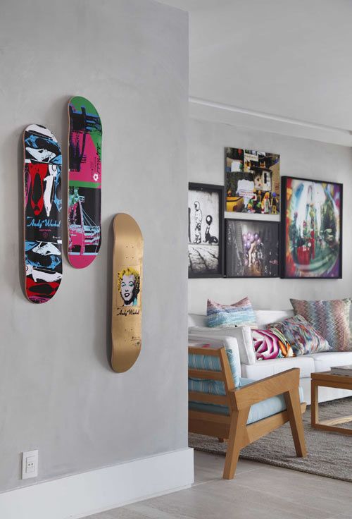 Decorazioni murali moderne con il riciclo di vecchi skateboard.